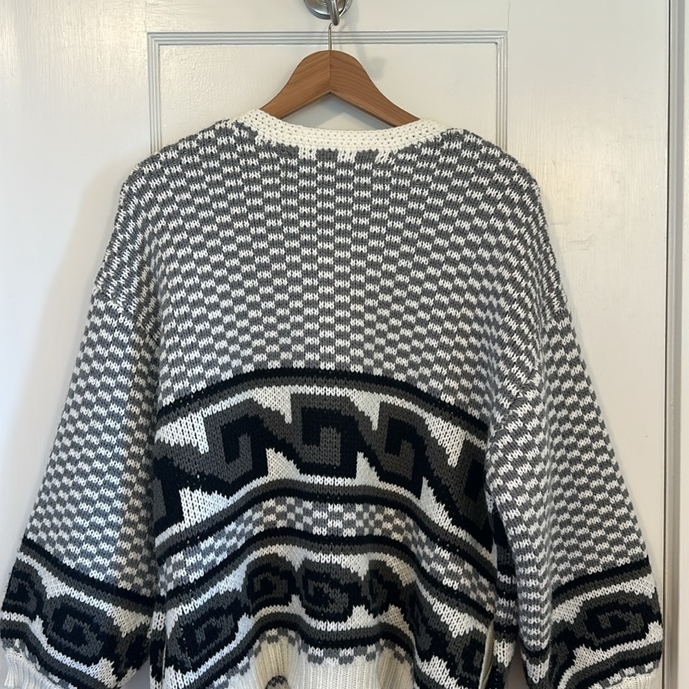 Jen’s Pirate Booty Gray Patterned Sweater - Size M/L - Picture 7 of 8